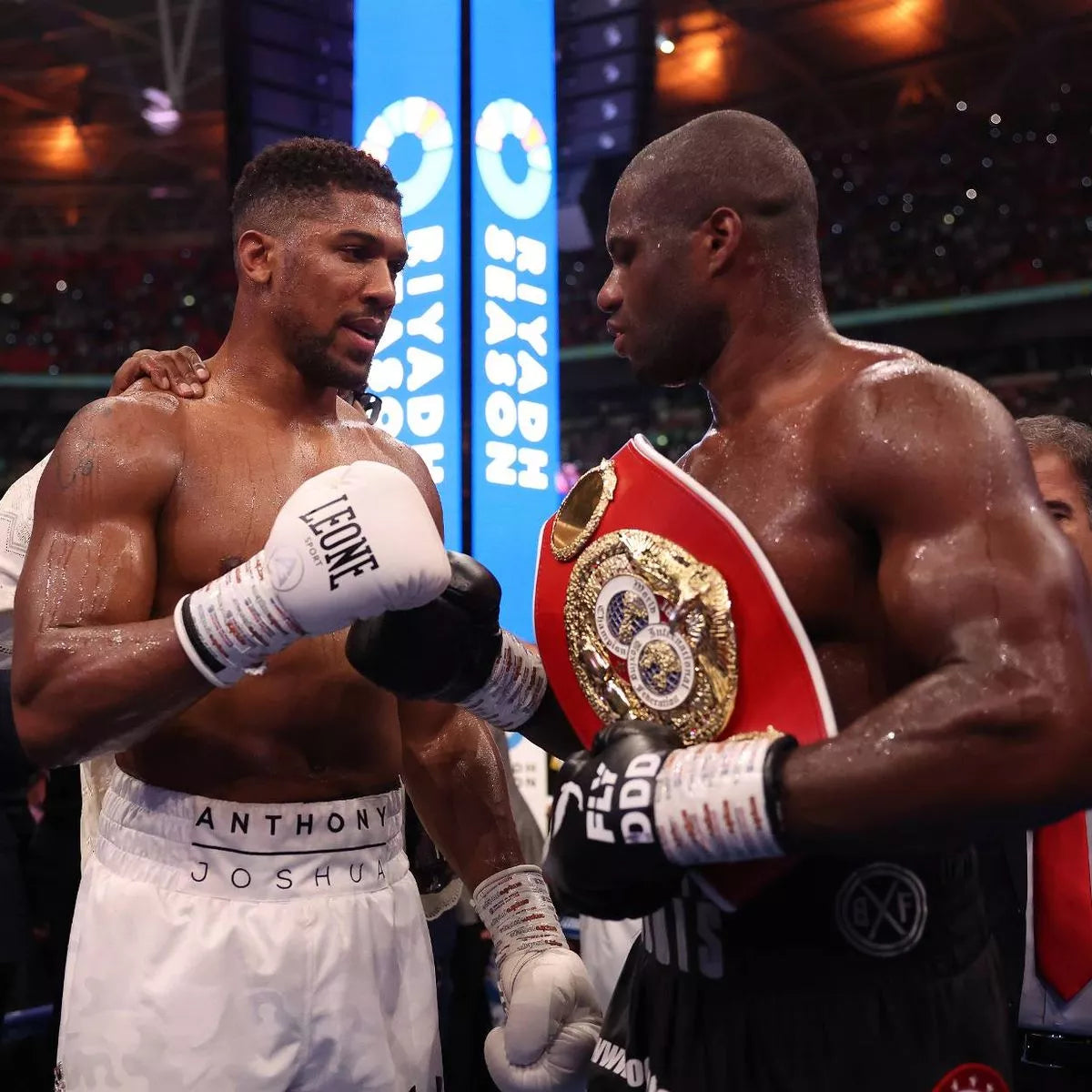 alt="Anthony Joshua wearing Leone Sport gloves during the Joshua vs Dubois match"